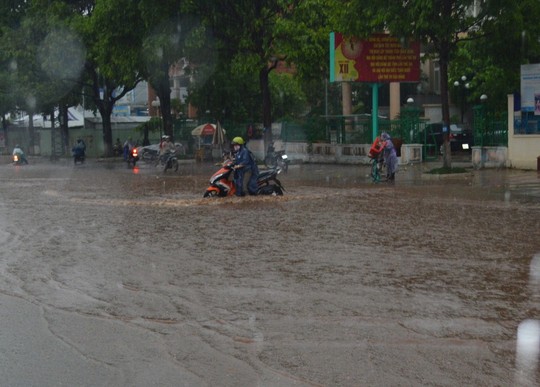 [-]Đắk[-]Lắk:[-]Mưa[-]1[-]giờ,[-]phố[-]biến[-]thành[-]sông!